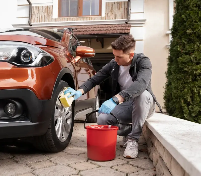 Lavage auto à domicile Saint-Rimay : professionnel intervenant sur un véhicule